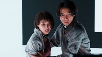 Kento Yamazaki as Ryōhei Arisu and Tao Tsuchiya as Yuzuha Usagi in Alice in Borderland season 3