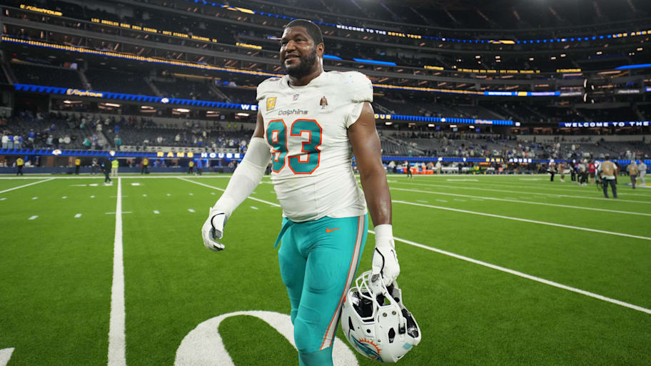 Miami Dolphins defensive tackle Calais Campbell (93) leaves the field after the game against the Los Angeles Rams at SoFi Stadium. | Kirby Lee-Imagn Images