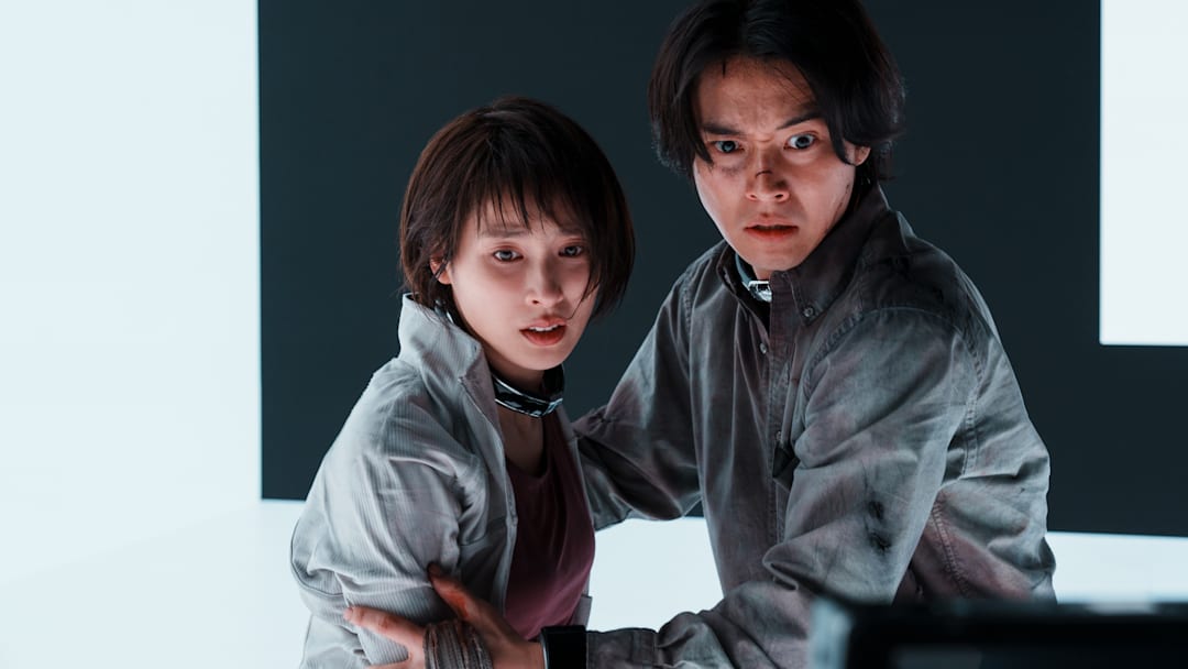 Kento Yamazaki as Ryōhei Arisu and Tao Tsuchiya as Yuzuha Usagi in Alice in Borderland season 3