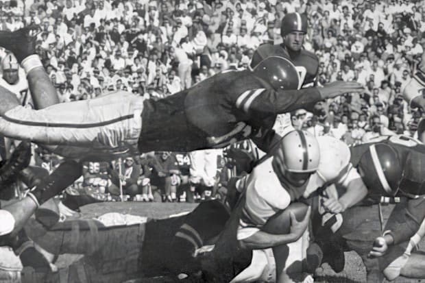 Jerry Minnick leaps to assist on a tackle against Oregon in 1953.