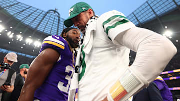  New York Jets quarterback Aaron Rodgers speaks with Minnesota Vikings Running Back Aaron Jones after the 17-23 defeat at Tottenham Hotspur Stadium. 