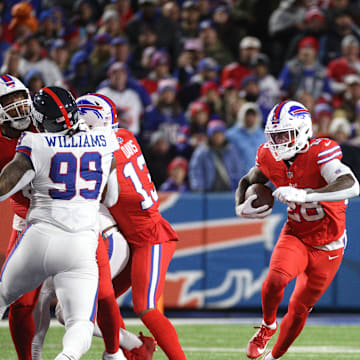 Buffalo Bills running back Latavius Murray (28) finds a huge hole at the line of scrimmage against the Giants.