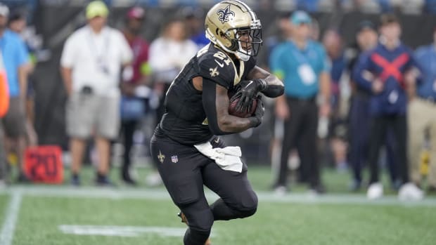 New Orleans Saints running back Jamaal Williams (21) runs against the Carolina Panthers 