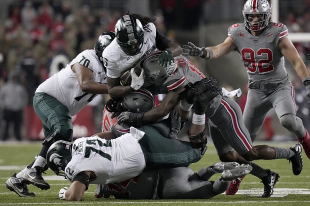 Linebacker tackles running back.