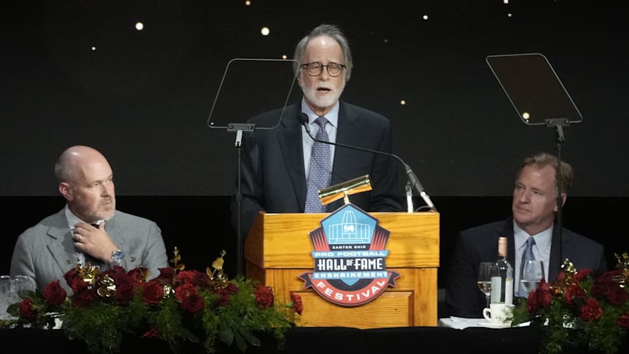Howard Katz speaks after receiving the McCann Award during the 2022 Pro Football Hall of Fame Enshrinees Gold Jacket dinner