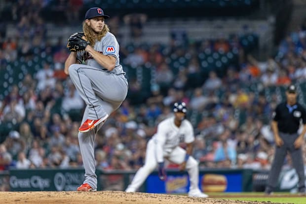 Scott Barlow throws a pitch 