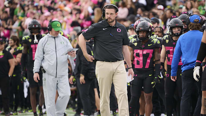 Oct 22, 2022; Eugene, Oregon, USA; Oregon Ducks head coach Dan Lanning walks the sidelines during the first half against the UCLA Bruins at Autzen Stadium. Mandatory Credit: Troy Wayrynen-Imagn Images Oct 22, 2022; Eugene, Oregon, USA; Oregon Ducks head coach Dan Lanning walks the sidelines during the first half against the UCLA Bruins at Autzen Stadium. Mandatory Credit: Troy Wayrynen-Imagn Images