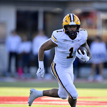 Jaydn Ott runs the ball during California's game against SMU.