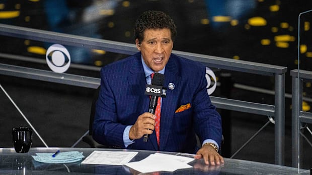 greg-gumbel-cbs-set-microphone