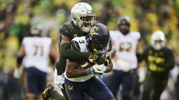  California Golden Bears wide receiver Jeremiah Hunter catches a pass against Oregon Ducks defensive back Khyree Jackson.