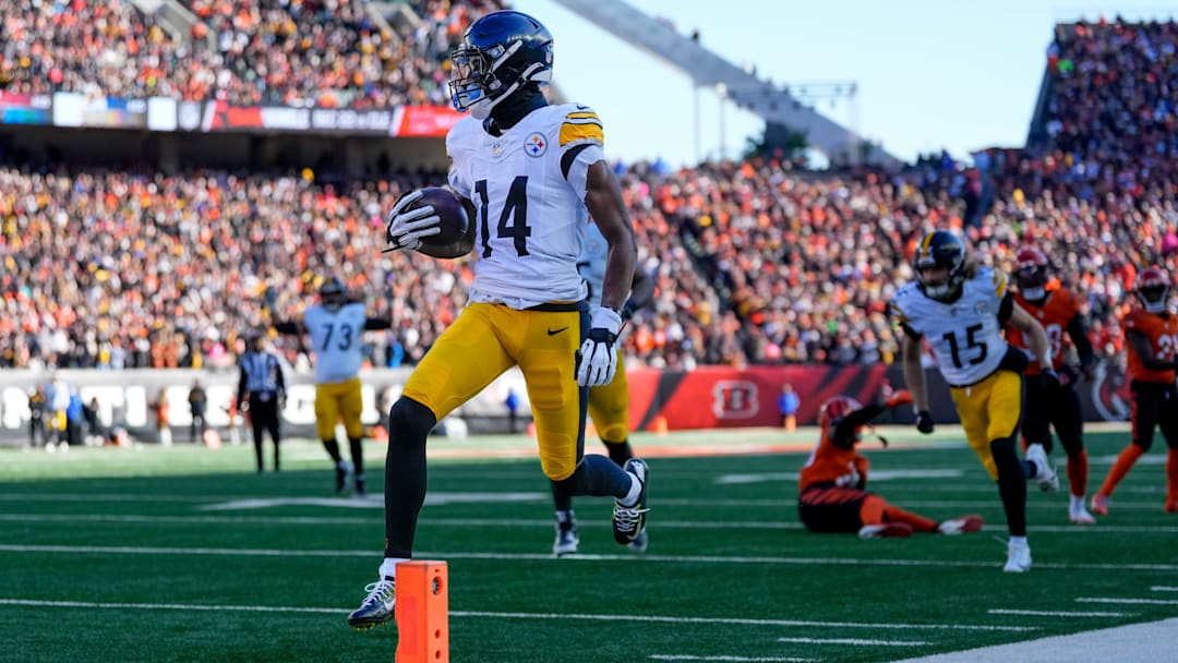 Pittsburgh Steelers wide receiver George Pickens (14) breaks through the defense for a touchdown reception in the first quarter of the NFL Week 13 game between the Cincinnati Bengals and the Pittsburgh Steelers at Paycor Stadium in downtown Cincinnati on Sunday, Dec. 1, 2024.