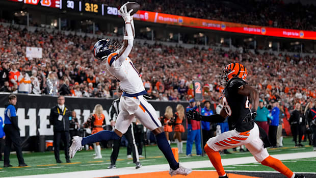 Denver Broncos wide receiver Courtland Sutton (14) catches a TD pass over Cincinnati Bengals cornerback Josh Newton (28).
