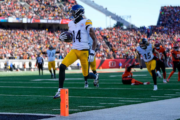 Pittsburgh Steelers wide receiver George Pickens breaks free for a touchdown against the Cincinnati Bengals.