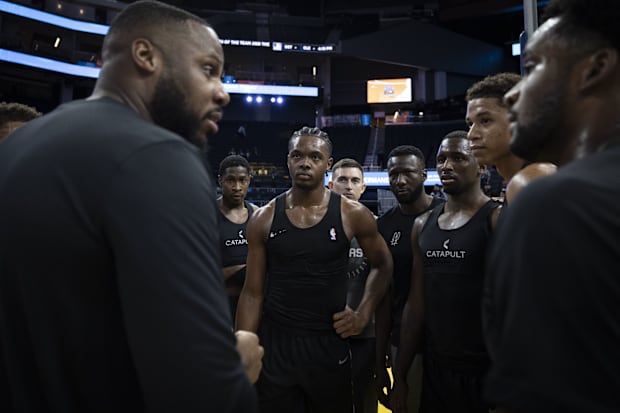 The San Antonio Spurs huddled in a dead time against Miami Heat at the Chase Center at California Classic 2025.