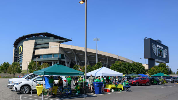 Fans prepare to tailgate before a game between the Oregon Ducks and the Hawaii Warriors