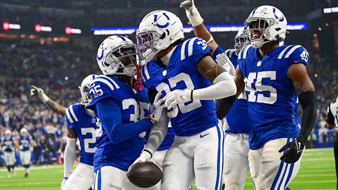 Sep 29, 2024; Indianapolis, Indiana, USA; Indianapolis Colts safety Julian Blackmon (32) celebrates recovering a fumble with the team during the second quarter against the Pittsburgh Steelers at Lucas Oil Stadium. Mandatory Credit: Marc Lebryk-Imagn Images