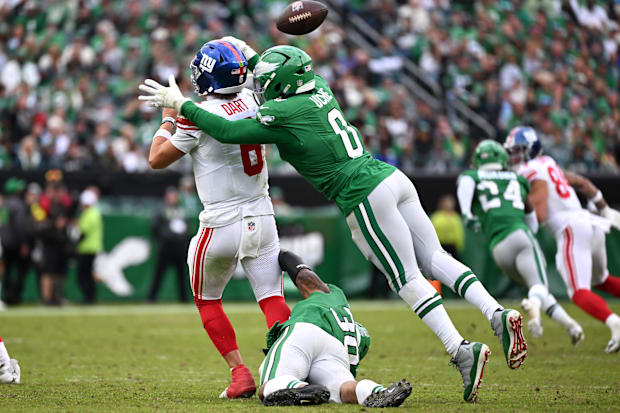 Philadelphia Eagles linebacker Joshua Uche (0) and linebacker Jihaad Campbell (30) tackle New York Giants quarterback Jaxson 