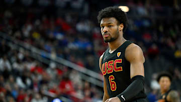 James viene de jugar en la NCAA