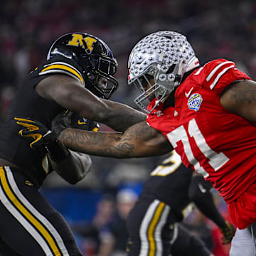  Ohio State Buckeyes offensive lineman Josh Simmons (71) blocks Missouri Tigers defensive lineman Darius Robinson.