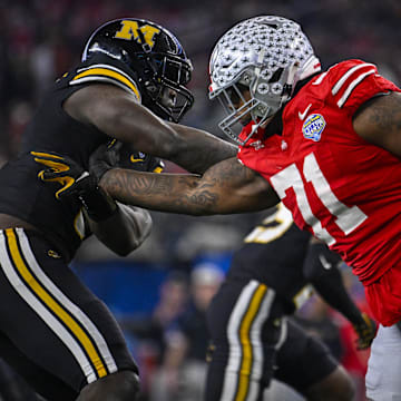 Dec 29, 2023; Arlington, TX, USA; Ohio State Buckeyes offensive lineman Josh Simmons (71) blocks Missouri Tigers defensive lineman Darius Robinson (6) during the second quarter at AT&T Stadium. Mandatory Credit: Jerome Miron-Imagn Images