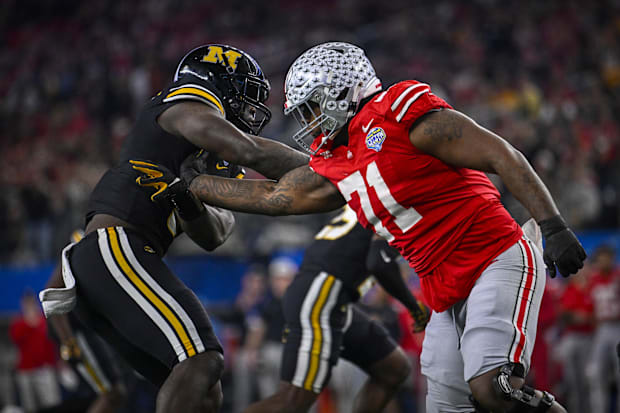 Ohio State Buckeyes offensive lineman Josh Simmons (71) blocks Missouri Tigers defensive lineman Darius Robinson (6)