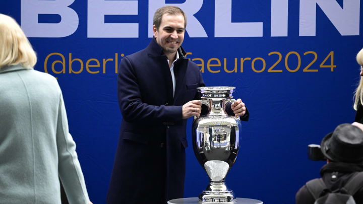 Philipp Lahm mit der EM-Trophäe