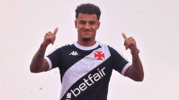 Coutinho reuniu multidão em São Januário no reencontro com a torcida vascaína