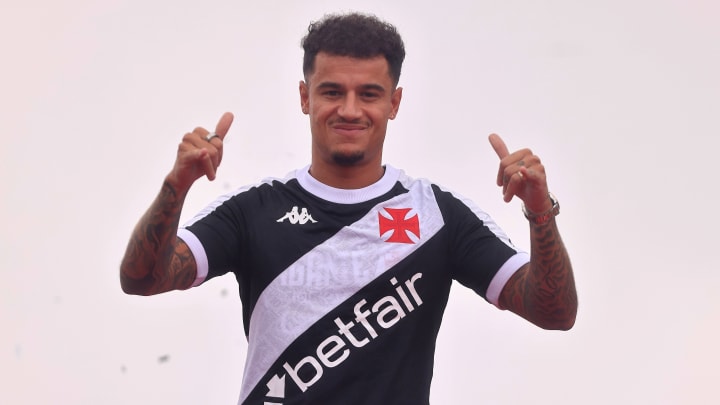 Coutinho reuniu multidão em São Januário no reencontro com a torcida vascaína