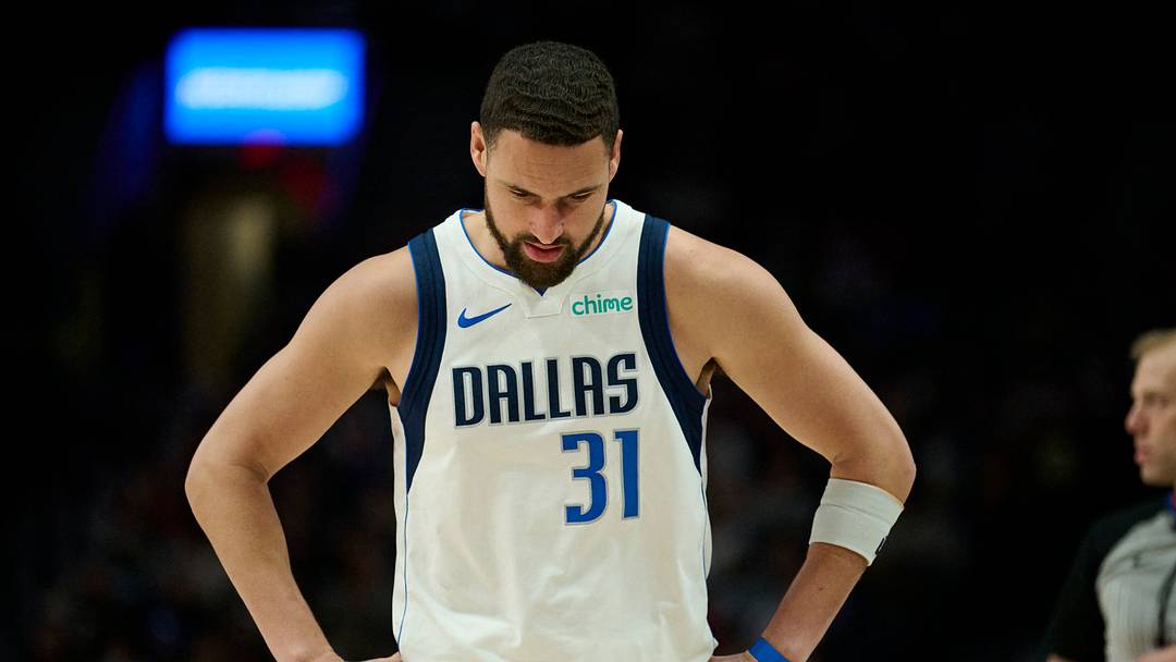 Mar 27, 2026; Portland, Oregon, USA; Dallas Mavericks guard Klay Thompson (31) walks up the court during the second half against the Portland Trail Blazers at Moda Center. Mandatory Credit: Troy Wayrynen-Imagn Images Mar 27, 2026; Portland, Oregon, USA; Dallas Mavericks guard Klay Thompson (31) walks up the court during the second half against the Portland Trail Blazers at Moda Center. Mandatory Credit: Troy Wayrynen-Imagn Images