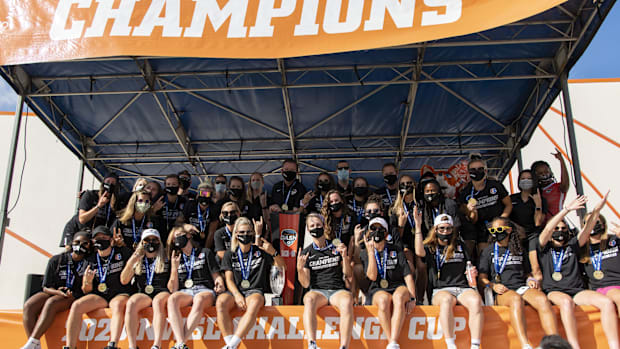 The Houston Dash soaking it in at the 2020 Challenge Cup Celebration.