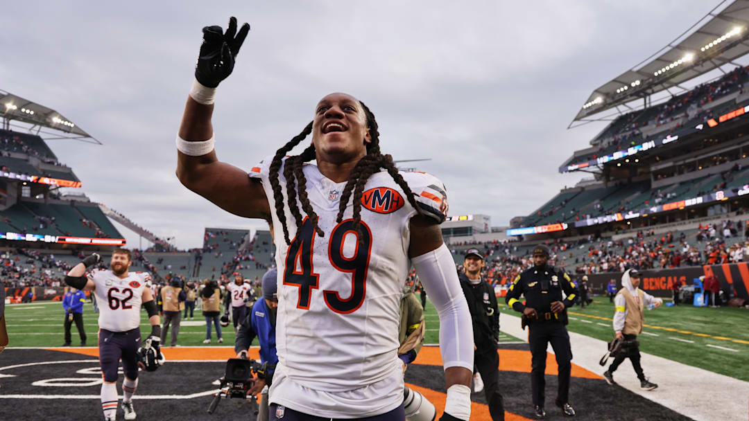 Chicago Bears linebacker Tremaine Edmunds (49) acknowledges the crowd.
