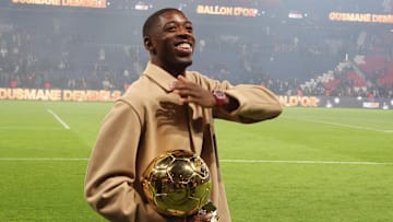 Ousmane Dembélé, présentant son Ballon d'Or au Parc de Princes.
