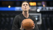 San Antonio Spurs forward Zach Collins warms up before playing the Dallas Mavericks in 2024.