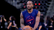 Los Angeles Clippers forward Kawhi Leonard warms up.