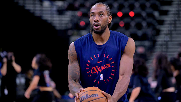 Los Angeles Clippers forward Kawhi Leonard warms up. Los Angeles Clippers forward Kawhi Leonard warms up.