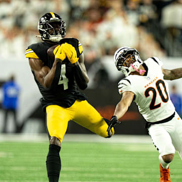 Pittsburgh Steelers wide receiver DK Metcalf (4) catches a pass as Cincinnati Bengals cornerback DJ Turner II (20) defends in the first quarter of the NFL game between the Cincinnati Bengals and Pittsburgh Steelers at Paycor Stadium in Cincinnati on Oct. 16, 2025.