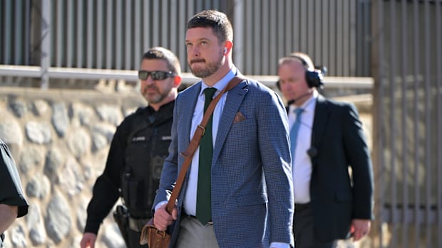  Oregon Ducks head coach Dan Lanning arrives before the 2025 Rose Bowl college football quarterfinal game at Rose Bowl Stadiu