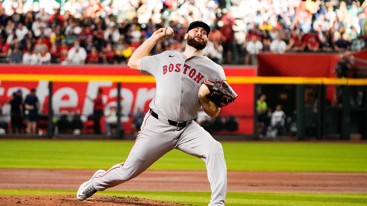 Ngày 6 tháng 9 năm 2025; Phoenix, Arizona, Hoa Kỳ; Cầu thủ ném bóng Lucas Giolito (54) của Boston Red Sox ném bóng chống lại đội Arizona Diamondbacks trong hiệp đầu tiên tại Sân vận động Chase. Nguồn ảnh bắt buộc: Arianna Grainey-Imagn Images