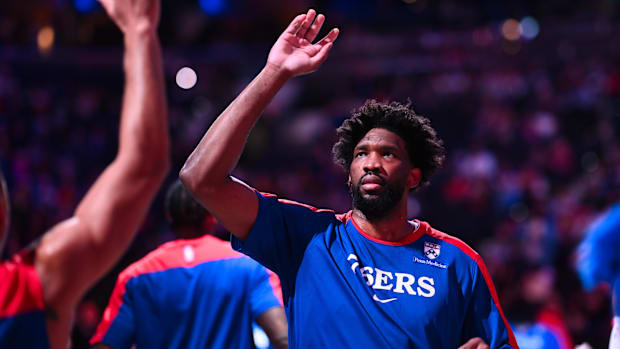 Joel Embiid launches a High Five before a match.
