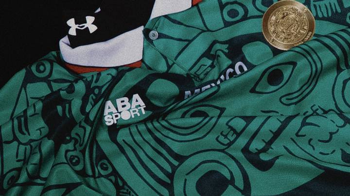 La colaboración de Under Armour y ABA Sport tiene atributos como un emblema dorado de 30 aniversario, logotipos con textura, holograma de autenticación y la bandera de México en la espalda. La colaboración de Under Armour y ABA Sport tiene atributos como un emblema dorado de 30 aniversario, logotipos con textura, holograma de autenticación y la bandera de México en la espalda.