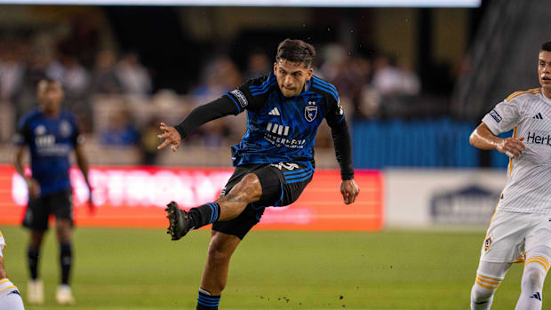 San Jose Earthquakes midfielder Hernán López