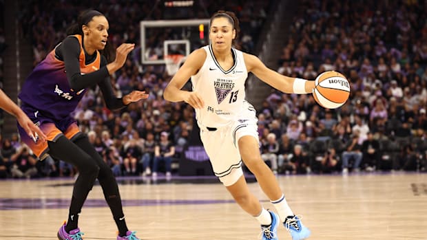 Janelle Salaun (13) and DeWanna Bonner (14) 