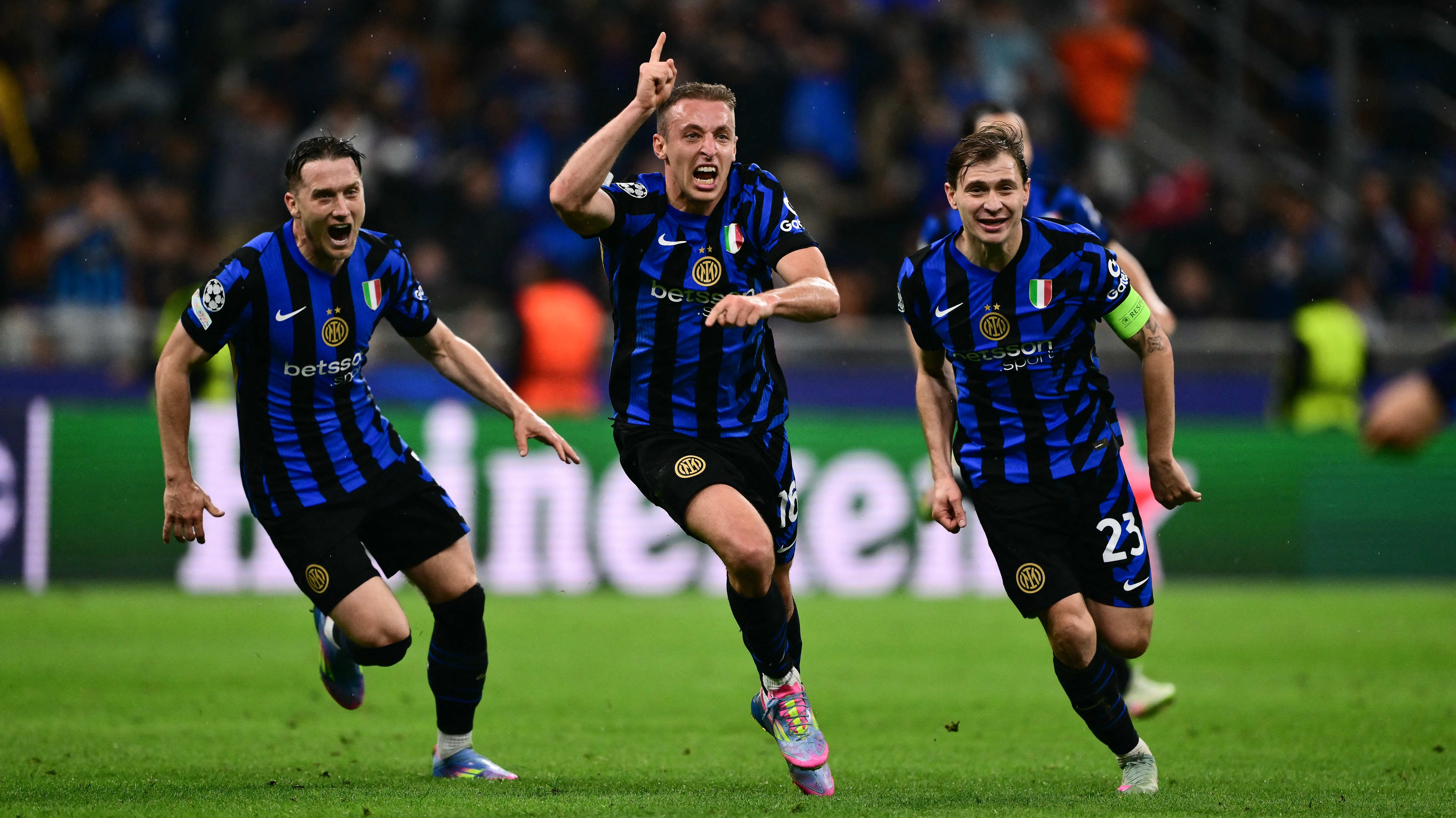 TOPSHOT-FBL-EUR-C1-INTER MILAN-BARCELONA