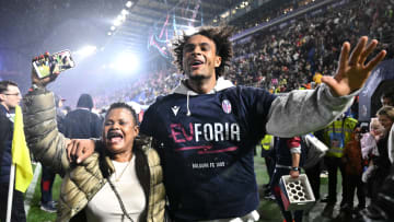 Joshua Zirkzee (kanan) masih dipantau oleh AC Milan, Manchester United, dan Arsenal.