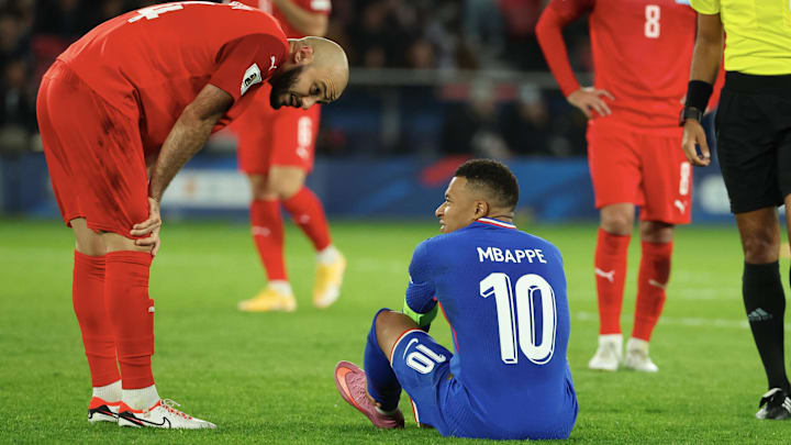 Kylian Mbappé est sorti sur blessure ce vendredi. Kylian Mbappé est sorti sur blessure ce vendredi.