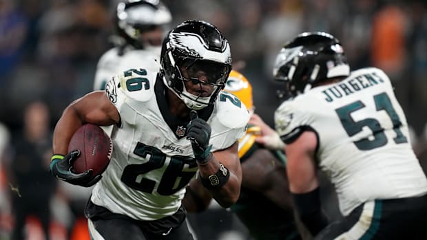 Philadelphia Eagles running back Saquon Barkley (26) runs during the first half against the Green Bay Packers 