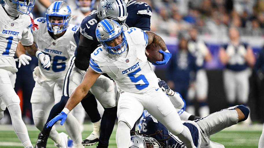 David Montgomery breaks a tackle against the Cowboys.