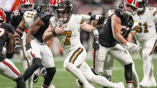 Taysom Hill (7) runs against the Atlanta Falcons 