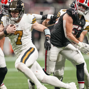 Taysom Hill (7) of the New Orleans Saints runs against the Atlanta Falcons