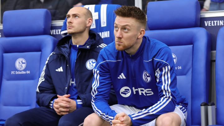 Henning Matriciani mit Tobias Mohr auf der S04-Bank